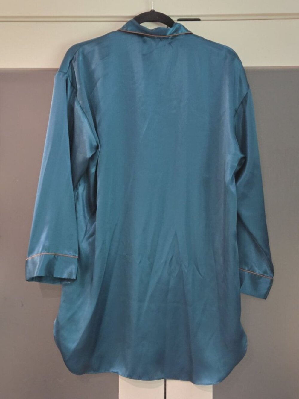 Vtg Victoria’s Secret Gold Label Satin Sleep Shirt Teal Long Sleeve VS Monogram - Picture 4 of 11